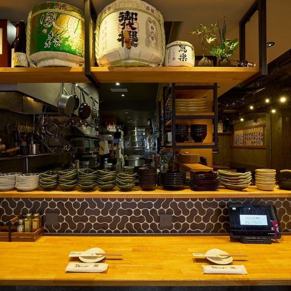 しっぽりカウンター席。職人の手捌きを間近に望むオープンキッチンのカウンター席は、音と香りが広がるライブ感溢れる特等席。お一人様でも気兼ねなく、調理の過程を五感で楽しみながら、ゆったりと落ち着いた時間をお過ごしいただけます。