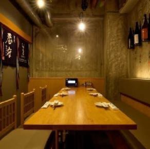 【テーブル席：5～8名様】大切な接待や宴会に◎心安らぐ和の個室。周りを気にせず、ゆったりと会話と食事を楽しめる個室をご用意。最大8名様までご利用可能です。大切なご接待や、気兼ねなく盛り上がりたいご宴会に最適。ホッと落ち着く空間で、特別なひとときをお過ごしください。