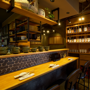 オープンキッチンのカウンター席はライブ感もあり、ゆったりごくつろぎいただけます。お一人様からお気軽にご利用いただけるお席です。