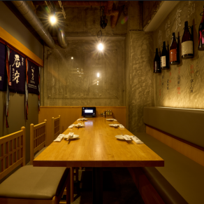 最大8名様までご利用できるテーブル個室のお席となっております。周りを気にせず、会話やお食事を楽しめる空間ですので、ご宴会や接待にもおすすめです。