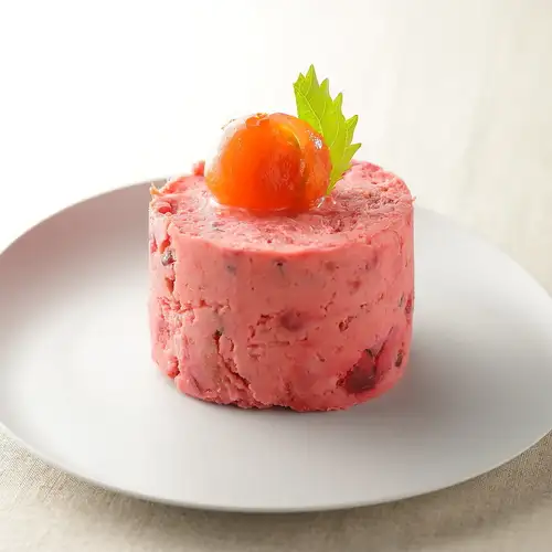 ベーコンと煮卵の赤いポテトサラダ