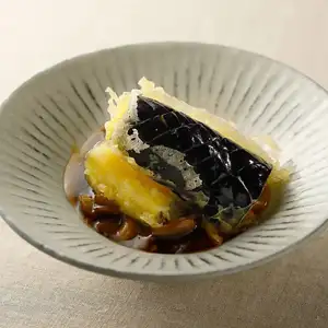 【人氣天婦羅】茄子天婦羅配蘑菇醬－外酥裡嫩。蘑菇醬汁與高湯和茄子完美融合，呈現出金黃誘人的風味。