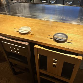 There are six seats at the counter! Enjoy watching the teppan cooking right in front of you!