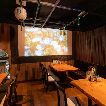 【20名様までの個室貸切OK｜プロジェクター完備】歓送迎会や誕生日、サプライズ演出にもぴったり！20名様まで対応の完全個室を貸切でご利用いただけます。プロジェクターを使って、写真や動画の上映、メッセージ映像の投影なども可能。他のご予約状況に応じて50人までのお店貸切も承ります。