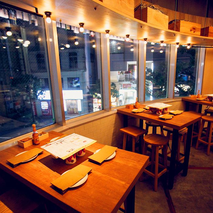 The seats where you can enjoy the night view are perfect for dates and girls' night out♪