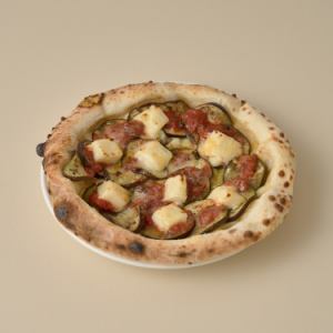 Creamy eggplant and tomato pizza