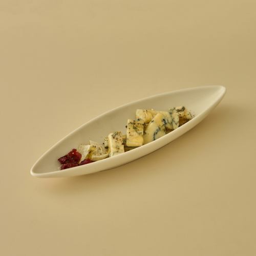 Gorgonzola Picante with Honey and Black Pepper