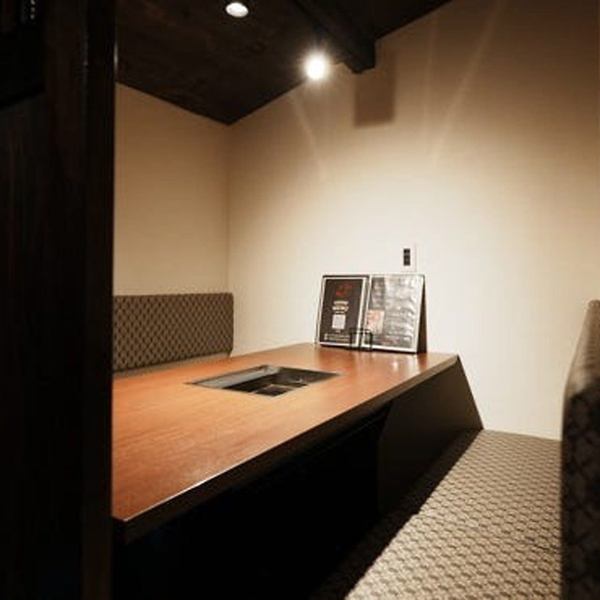 築100年の古民家をリノベーションした趣のある店内には、4~6名様までご利用可能な完全個室をご用意しております。プライベート空間は周りを気にすることなくゆっくりとお過ごしいただけます。ご家族やご友人とのお食事はもちろん、少人数での宴会にも最適。アットホームな空間で、こだわりの焼肉をどうぞご堪能ください。