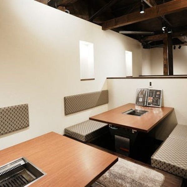 2階のお席は目線より高い壁を設けているため、半個室感覚でお過ごしいただけます。また、座敷席となっておりますので、足を伸ばしてゆったりとおくつろぎいただけます。ご年配の方や小さなお子様連れのお客様も安心のお席です。