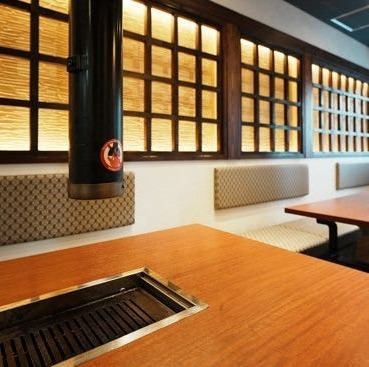 最大12名様までご利用いただけるテーブル席は、普段使いはもちろん、会社の宴会や仲間内の飲み会、特別な日にも最適な落ち着いた雰囲気です。心地よい木の温もりに包まれた空間は会話も弾むこと間違いなし。