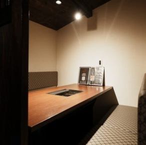 【テーブル席(完全個室):4~6名様】趣のある落ち着いた雰囲気のプライベート空間.。古民家をリノベーションした店内はどこか懐かしい落ち着く雰囲気。ご家族やご友人とのお食事はもちろん、少人数宴会でのご利用にも最適です。アットホームな空間でのお食事や会話をぜひお楽しみください。