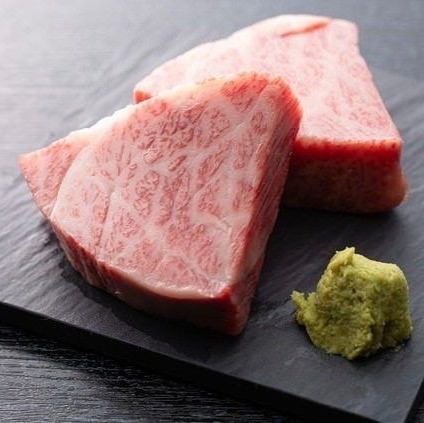 厳選雌牛のとろける肉質と上品な脂