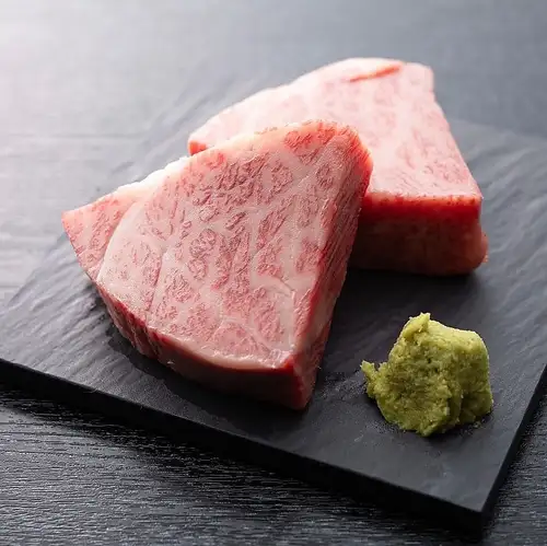 厳選雌牛のとろける肉質と上品な脂