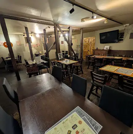 広々とした店内で、大人数の飲み会にも対応。木の温もりを感じる落ち着いた空間には、テーブル席を多数ご用意。少人数での食事はもちろん、友人との飲み会や会社宴会など、グループでのご利用にもおすすめです。
