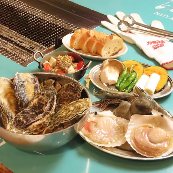 【内幸町2分&新橋4分の駅近!】季節や旬に合わせて、そのときそのときで一番美味しい牡蠣を全国各地から毎日産地直送で取り寄せています!牡蠣はプリっと身が引き締まっていて旨みが凝縮♪牡蠣だけでなく新鮮魚介も毎日取り寄せており、毎日日替わりで新しい食材をお楽しみいただけます。網で焼き上げて仲間とワイワイ♪