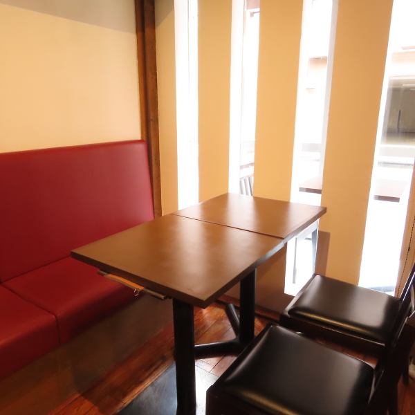 【普段使いできるダイニングバー】テーブル席では2名様用からご用意。店主自慢のお食事とこだわりのお酒を存分に楽しんでください♪喫煙者には嬉しい喫煙ルームもございます！