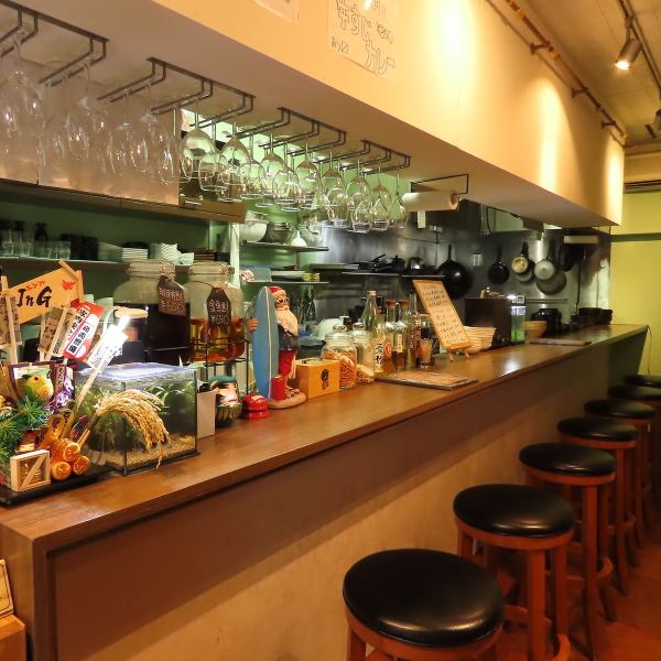 【お一人様でのご利用大歓迎】お一人様でのご来店ではスタッフとの会話を楽しむことができます♪常連様同士の交流もバーの嬉しいポイントです。駅からも近いので、お仕事帰りのちょっと一杯。そんな時には当店にいらしてください◎