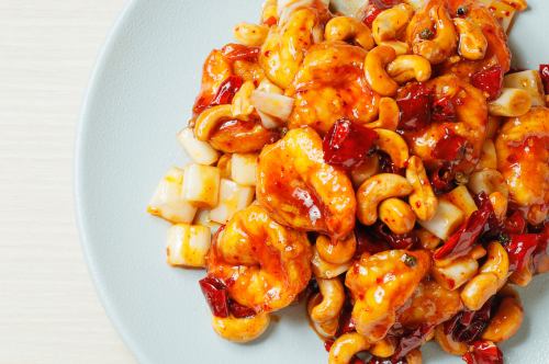 Stir-fried sweet and spicy shrimp and peanuts