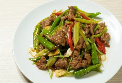 Stir-fried beef with chili