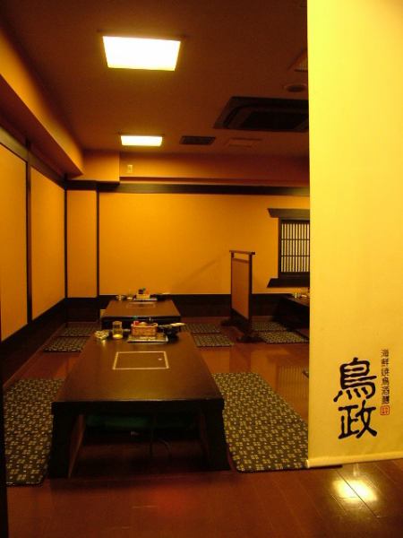 The tatami room in the back is a digging type group of 30 people is OK !!