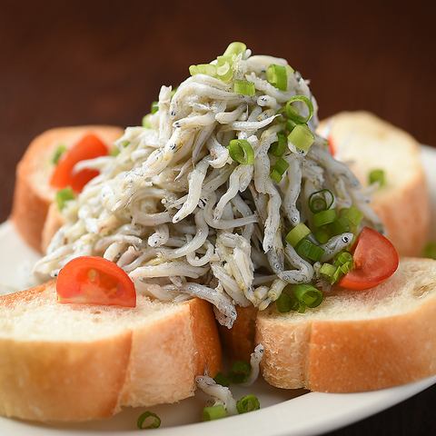 山盛りシラスのブルスケッタ