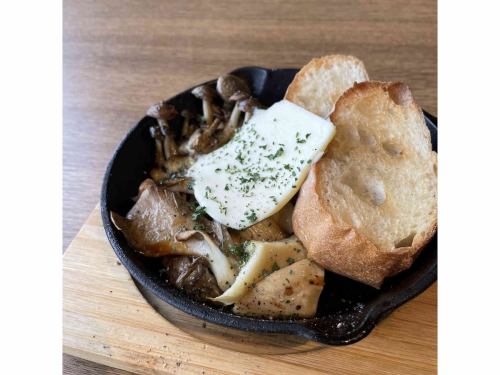 Oven-roasted 3 types of mushrooms ~with butter and soy sauce~