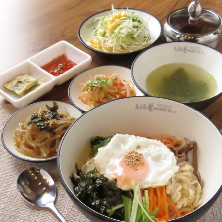 【ビビンバ定食】セット内容：ビビンバ・おかず4品・チゲ(ハーフ)またはレーメン(ハーフ)