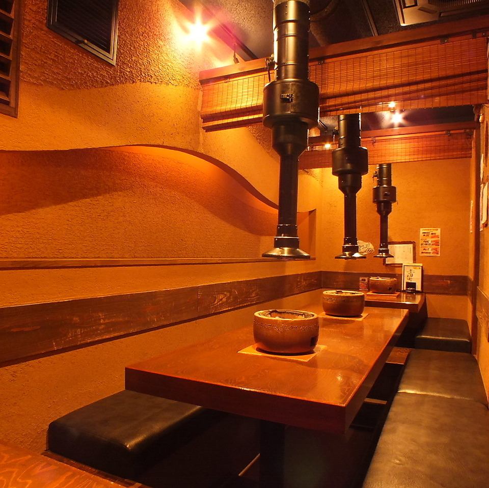 ゆったりお寛ぎ頂ける席をご用意。少人数でのお食事にも最適♪