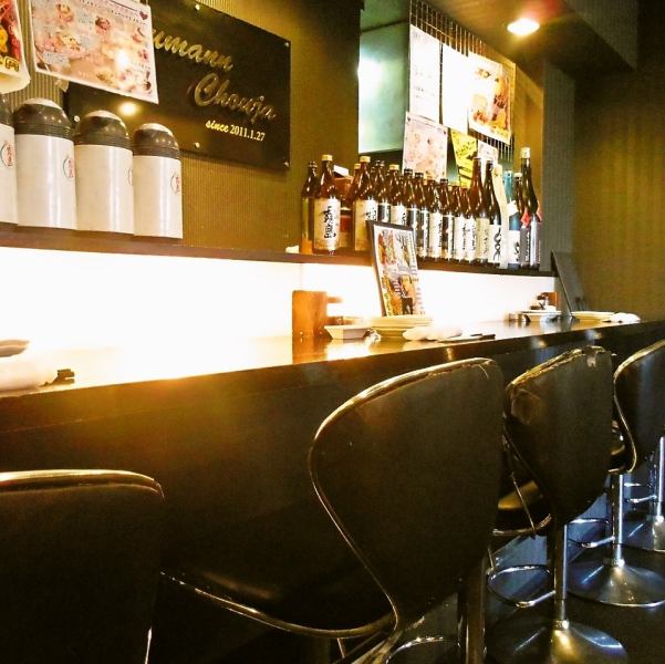 お店に入ると全体的に黒いトーンが目立つ。どことなく大人の雰囲気をが感じられ、ゆっくり落ち着ける空間が広がる。