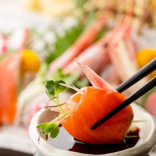 使用新鲜海鲜制作的创意日式料理种类丰富！最适合宴会