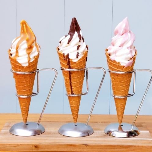 北海道生鮮奶軟冰淇淋+澆頭醬（焦糖、巧克力、草莓）