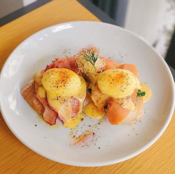 [Eggs Benedict] Handmade campagne that is crispy on the outside and chewy on the inside, and a melty poached egg
