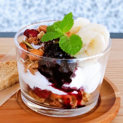 granola yogurt parfait