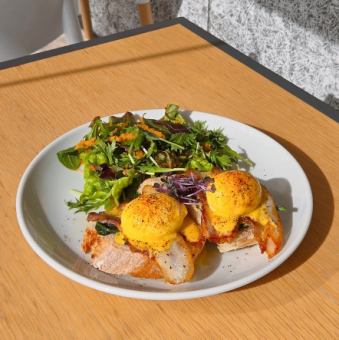 自家製ベーコンのエッグベネディクト