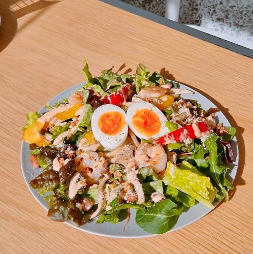 Colorful shrimp and grilled vegetable salad