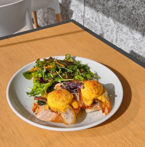 【エッグベネディクト】外はカリッと中はもっちりの手作りカンパーニュと、とろとろポーチドエッグ