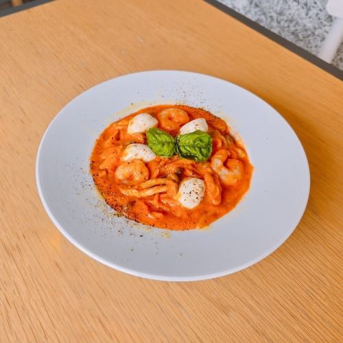 エビのトマトクリームパスタ