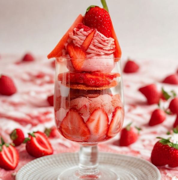 苺とショコラのレイヤードパフェ