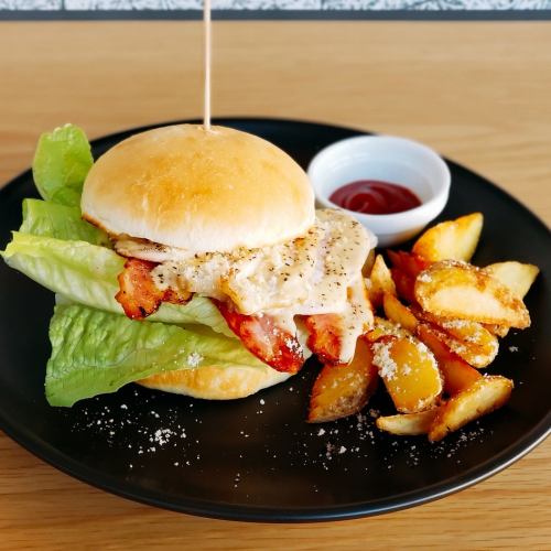 [Chicken Caesar Sandwich] Chicken sandwich with homemade fluffy buns and plenty of homemade Caesar dressing