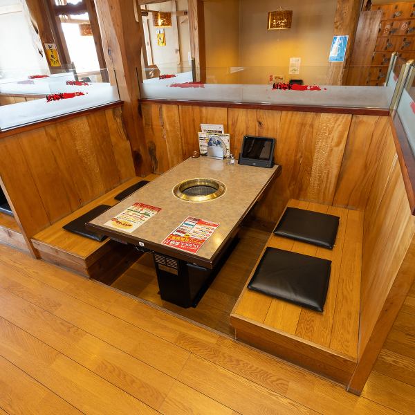 温かみのある照明と活気ある雰囲気が魅力です。広々とした店内は、ご家族での食事から大人数での宴会まで、あらゆるシーンに対応。店内は全て小上がりのお座敷席と掘りごたつ席となります。美味しいお肉を囲んで、みんなで「わいわい」と楽しい時間をお過ごしください。