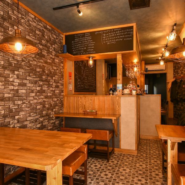 ≪Warm and cozy space♪≫Table seats for 2 people x 1, 4 people x 1 ◆This restaurant is perfect for spending time with close friends! Also recommended for use.We are looking forward to your visit♪