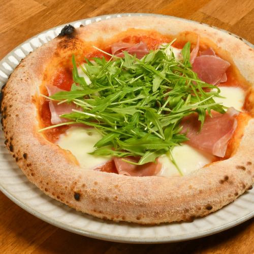 Prosciutto、mozzarella 或 ricotta 奶酪和 mizuna 或芝麻菜披萨