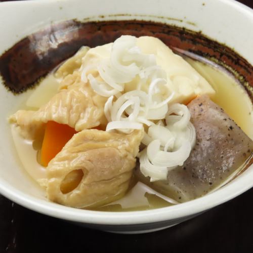 The stew, made with vegetables, konnyaku, and offal, is 290 yen (tax included)! The luxurious, rich soup is irresistible.