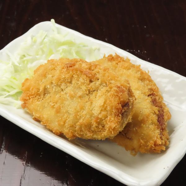 The tuna cutlet is soft on the inside and crispy on the outside. This healthy delicacy is priced at 250 yen (tax included).