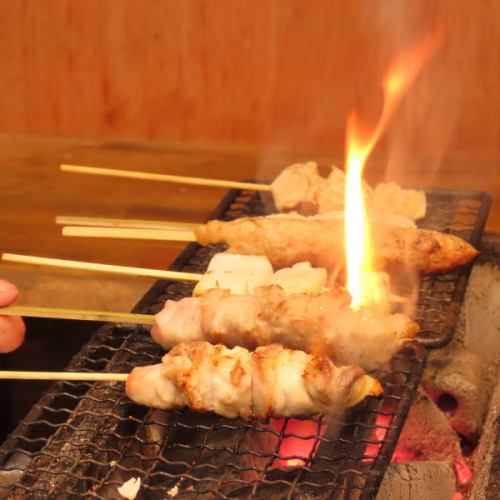 炭火でじっくり焼き上げた香ばしき焼き鳥。柔らかジューシーな旨み、一串ごとに職人の情熱が宿る逸品