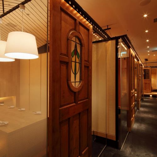 There is a door at the entrance of the private room, so you can enjoy a private space.