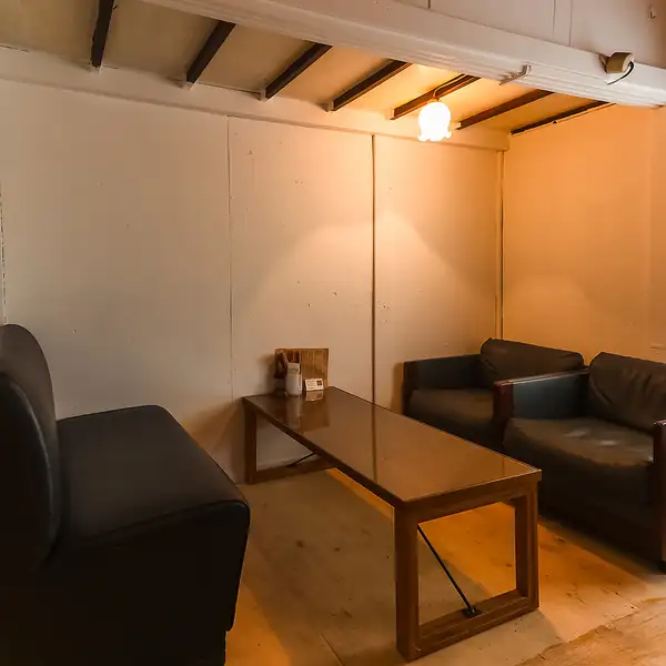 【手作りの温もり空間】店主自ら床や壁、カウンター、個室までDIYで作り上げたこだわりの店内。木の温もりを感じる落ち着いた空間と、やさしい灯りが心地よく迎えてくれます。手作りならではの温かさが詰まった、大人の隠れ家のような一軒です♪