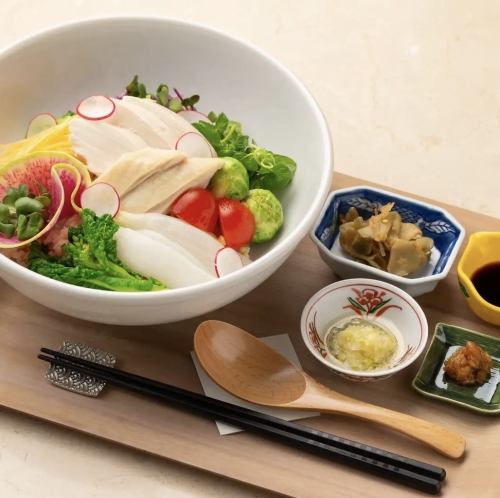 玄米と和出汁が自慢の健康的で美しいランチ