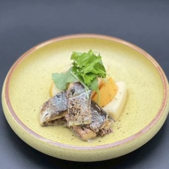 秋刀魚のコンフィと柿と蕪のサラダ