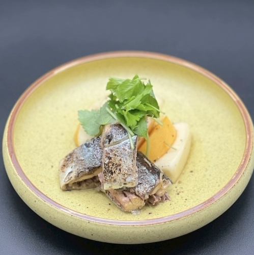 秋刀魚のコンフィと柿と蕪のサラダ